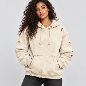 Sweat à capuche oversize tendance pour femme avec accents usés, lavage vintage, texture douce et coupe décontractée pour un look quotidien décontracté - Product Image 1