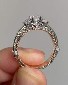 Anillo de Diamantes Cultivados en Laboratorio con Corte Redondo, Estilo Milgrain, Tres Piedras, Oro Blanco de 14k, Regalos de Aniversario, Joyería Fina E/VS - Product Image 4