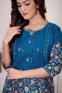 Conjunto de Kurta y Pantalón con Estampado Floral Azul para Mujer, Ropa Étnica de Diseñador - Product Image 4