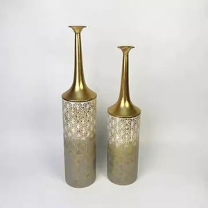 Florero de latón moderno con detalles florales en relieve, decoración hecha a mano para el hogar para flores frescas o artificiales, uso en bodas - Product Image 4