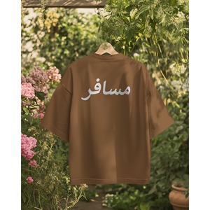 Camiseta Oversize con Hombros Caídos y Estampado Delantero y Trasero para Mujer, Estilo Viajera Musafir - Product Image 1