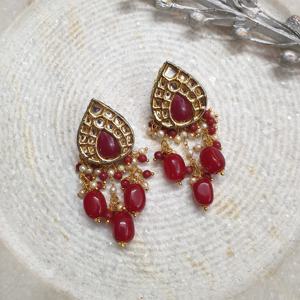 Boucles d'oreilles fines Kundan avec pierre rouge Accessoire élégant et exquis - Product Image 3