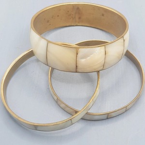 Brazalete de cuerno de búfalo natural hecho a mano de alta calidad de HF Crafts, brazaletes de cristal para mujer a bajo costo - Product Image 1