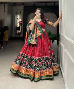 Ensemble Lehenga Choli vert classique, évoquant la fraîcheur de la nature et l'élégance intemporelle de la tenue traditionnelle - Product Image 3