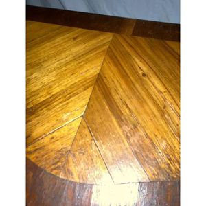 Table de chevet exquise en acajou sculptée à la main | Table de chevet de style français avec deux tiroirs à chevrons | Meubles de chambre artisanale pour - Product Image 4