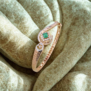 Brazalete de Oro de Lujo con Diamantes para Mujer con Diseño Artístico de Filigrana y Piedra Esmeralda, Kada Elegante para Fiestas - Product Image 2