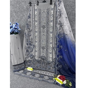 Traje pakistaní de alta demanda con texturas ricas en telas en capas para un uso lujoso a precio mayorista - Product Image 1