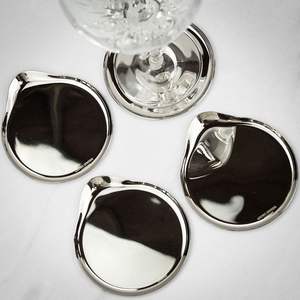 Élégants sous-verres ronds en fer fabriqués à la main avec une finition luxueuse et un design protecteur pour les surfaces en bois et en verre - Product Image 2