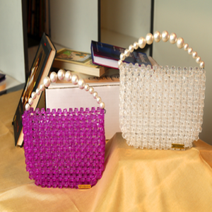 Lot de deux sacs en perles de cristal cube, blanc et magenta, grande anse en fausse perle, structurée, disponible à prix de gros. - Product Image 4