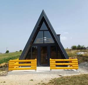 Diseño moderno de casa prefabricada en forma de A, ideal para vacaciones familiares y alquileres. - Product Image 1