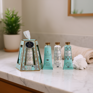 Coffret cadeau de bain hexagonal bleu Belle & Whistle, essentiels de soins de la peau pour les voyages - Product Image 3