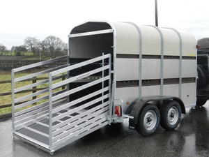 Remolque para Ganado NUEVO/USADO 45HB 10' x 5'8" x 7' del Fabricante, Semirremolque para Caballos y Aves de Corral, Venta al por Mayor, Envío Rápido - Product Image 2