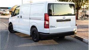 Nueva Toyota Hiace 2025 con Techo Estándar, Motor Diésel de 3.5L, Emisión Euro 6, Transmisión Manual, Volante a la Izquierda, 11-20 Asientos, Carga - Product Image 3