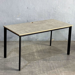 Escritorio de Oficina Contemporáneo Minimalista de 140x70cm con Revestimiento de Melamina y Patas Ovaladas de Hierro HBOV035 - Product Image 5