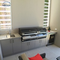 Meuble de cuisine extérieur moderne en acier inoxydable pour barbecue avec portes vitrées, évier, robinet, charnières, tiroirs et paniers - Personnalisable