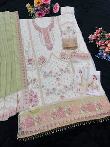 Traje Pakistaní de Alta Calidad en Georgette Pesada con Bordado de Lentejuelas para Uso Formal y de Fiesta Disponible para la Venta - Product Image 4