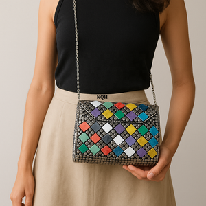 Pochette de soirée de luxe faite à la main en bois et résine, durable et écologique, motif à pois, sac à bandoulière avec chaîne, fermeture ouverte, logo personnalisé - Product Image 1