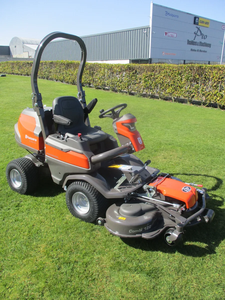 Tondeuse autoportée Husqvarna P 524 X EFI de qualité supérieure avec tracteur de jardin - Product Image 3