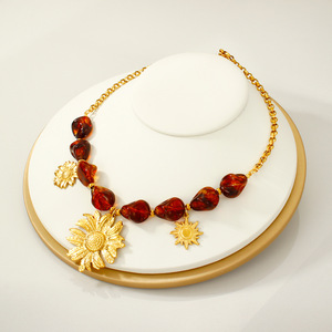Collares con colgante de ámbar chapado en oro con dijes de corazón de flor de sol, cadena de aleación estilo bohemio para uso diario - Product Image 2