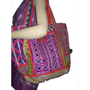 กระเป๋าสไตล์โบฮีเมียนพร้อมลายปักชนเผ่าและรายละเอียดกระจกที่เหมาะสำหรับการตกแต่งด้วยส่าหรีหรือ kurtas - Product Image 6