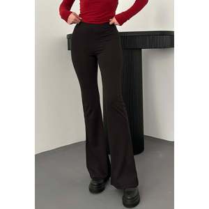 เลกกิ้งขายาวทรงบานเอวสูงสีดำสไตล์สเปน ผ้าถักยืดได้ - Product Image 3