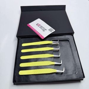 Venta al por Mayor de Pinzas para Extensión de Pestañas GETUP BROSONS IMPEX de Acero Inoxidable Antimagnético con Recubrimiento de Polvo Amarillo y Punta Plateada con Agarre de Diamante - Product Image 3