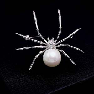 Broche Jeulia tendance en forme d'araignée avec perles blanches et cristaux en strass - Product Image 3