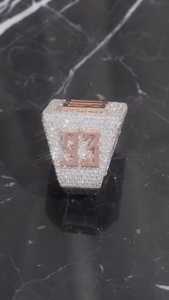 Anillo de plata de ley 925 con diamantes de moissanita VVS, letra personalizada, estilo hip hop, lujoso, para uso unisex. - Product Image 4