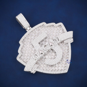 Pendentif Hip Hop Shield entièrement glacé en argent 925 personnalisé avec diamant Moissanite rond et taille baguette Design VVS Clarity - Product Image 2