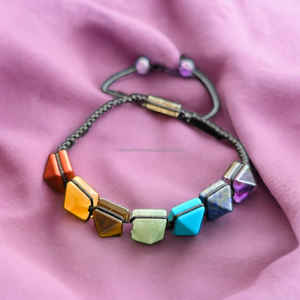 Haute Qualité 7 Chakra Cristal Bracelets Nouveau Design Petite Pyramide Sculpté Bracelets En Gros Réglable Sept Chakras Pyramide - Product Image 1