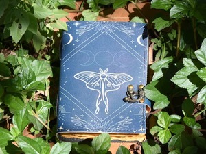 Libro de hechizos de cuero hecho a mano vintage, diario de sombras en blanco con cierre y encuadernación en espiral de hilo de costura de sillín - Product Image 5