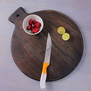 Tabla de cortar de madera con utensilios de mango para uso en cocina - Product Image 1