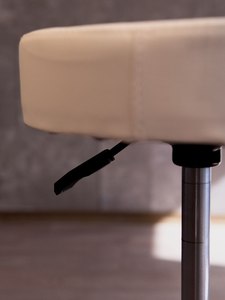 DECORS ALL Tabouret de salon moderne réglable en cuir synthétique blanc, siège rond, base à 5 étoiles, fabriqué à Istanbul - Product Image 5