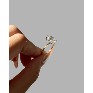 Anillo de Compromiso con Diamante Cultivado en Laboratorio de Corte Ovalado de 4.03 Ct, Certificado IGI, VS1, con Halo Oculto, Oro de 14K de Dos Tonos, Estilo Elegante - Product Image 3