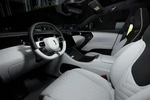 Avaetrr 11 2025 – Voiture Électrique Lithium avec Cuir Foncé, Toit Panoramique, Recharge Rapide 116 kWh, Pneus R18, Climatisation – Prête à l'Expédition - Product Image 6