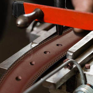 Cinturón de Cuero y Acero con Logotipo Personalizado de Alta Calidad para Hombre |   Duradero, Clásico, Informal de Negocios, Impermeable y Transpirable |   OEM/ODM - Product Image 5