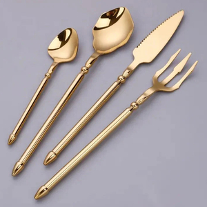 Elegante colección de cubiertos de metal con asas chapadas en oro diseñadas para una experiencia gastronómica elegante y un juego de cubiertos de uso diario - Product Image 3