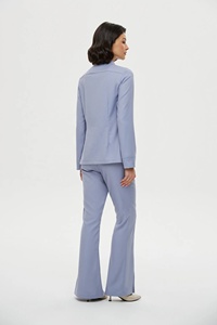 Conjunto de uniforme médico azul claro para mujer: blusa de manga larga y pantalón acampanado, uniforme hospitalario de tejido de elastano/poliéster con detección de agujas - Product Image 2