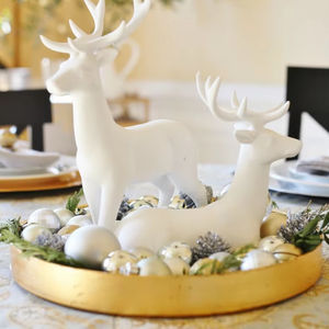 Paire de sculptures de rennes blancs élégants Pièce maîtresse décorative avec boules pour table à manger et affichage festif - Product Image 1