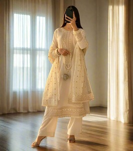 Haut de travail brodé en soie Chanderi lourde avec bordure en dentelle sur les quatre côtés Organza Dupatta - Product Image 1