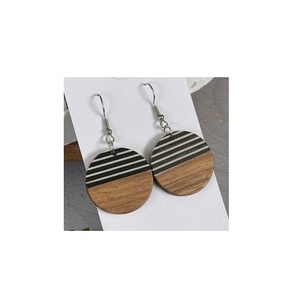 ต่างหูเรซินไม้และเรซินออกแบบใหม่ล่าสุดสำหรับสุภาพสตรีใช้ในงานเลี้ยงฉลองครบรอบปี - Product Image 3