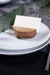 Tarjetero cuadrado de nogal hecho a mano de primera calidad con diseño grabado perfecto para tarjetas de visita y decoración de escritorio Tradebyd - Product Image 4