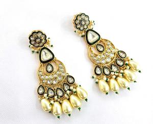 Venta al por mayor de lujo Kundan Pearl Jhumkas con chapado en oro pendientes llamativos para novias y moda festiva - Product Image 2