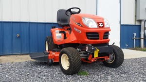 Tracteur de jardin Cub Cadet rouge 4x4 à transmission par engrenages 25 CV, niveau de sécurité élevé - Product Image 4