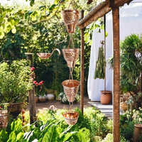 Chaîne de pluie artisanale traditionnelle en cuivre gaufré, finition or rose, élément décoratif de jardin de luxe pour usage domestique et extérieur