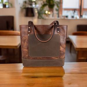 Fourre-tout en cuir Luxe Heritage avec texture polie et design artisanal signature - Product Image 1