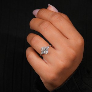 Anillo de Compromiso de Tres Piedras con Diamantes Ovalados y Redondos de Oro Sólido de 14k, Anillo de Boda con Diamante Blanco Cultivado en Laboratorio de 2ct - Product Image 5
