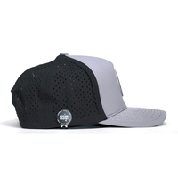 Gorra de golf deportiva personalizada de 5 paneles con clip marcador de bola, impermeable, 100% poliéster Dobby, hebilla de cobre dorado, perforada con corte láser común