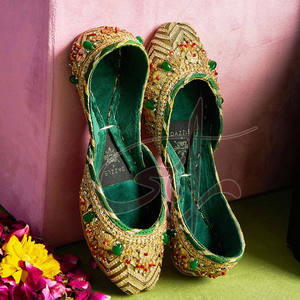 Nouveauté, meilleure qualité, chaussures Khussa pour femmes, fabriquées à la main, antidérapantes, professionnelles, en velours, ornements uniques, design unique pour toutes les saisons - Product Image 4