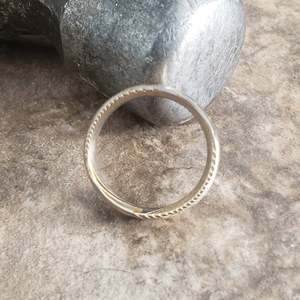 SCL-Hermosas alianzas de boda de acero de Damasco personalizadas para hombres y mujeres Anillos pulidos hechos a mano Fuente de alimentación manual - Product Image 6